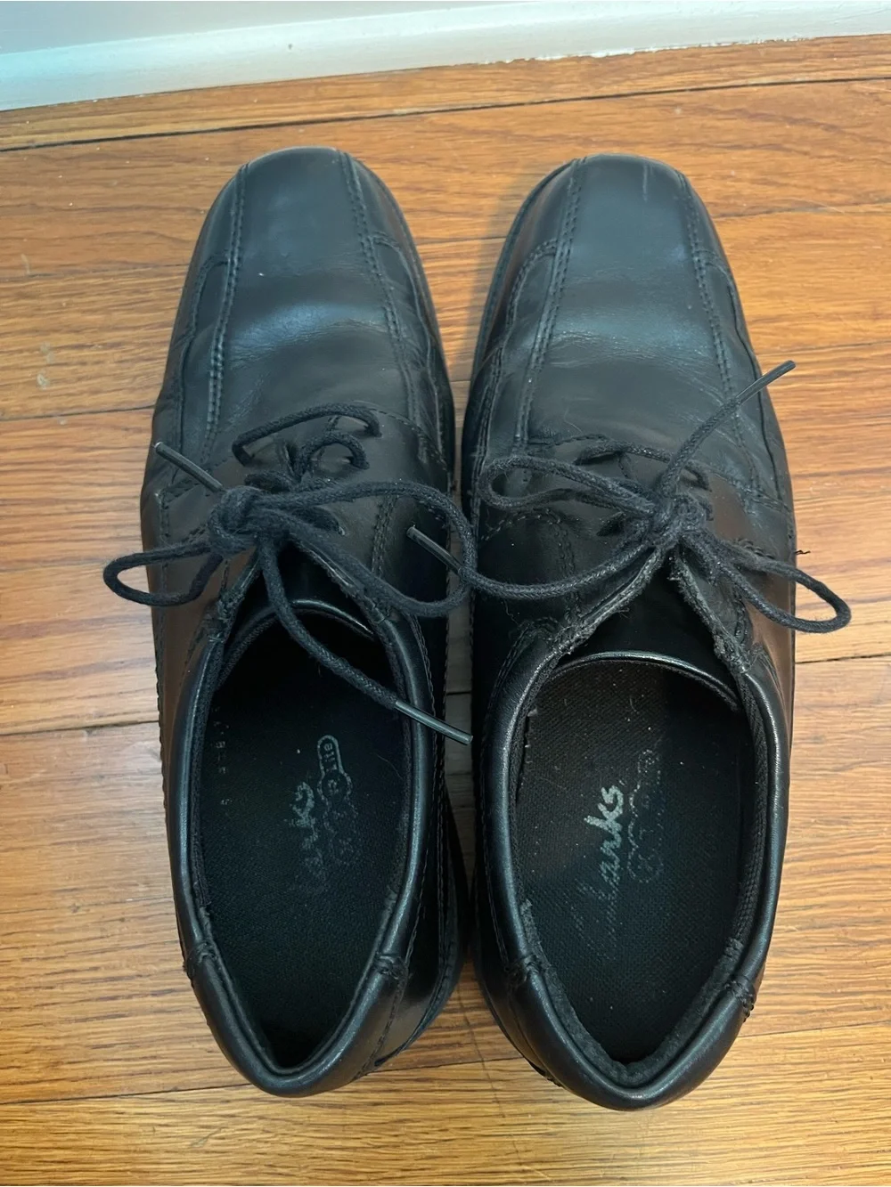 Clarks Men’s Black Leather Lace-Up Oxfords